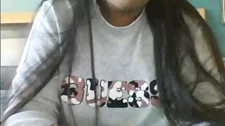 Dark Skinned UK Girl 18 Flashes Boobs on Omegle