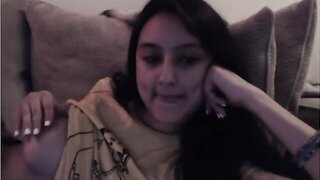 Shows Tits