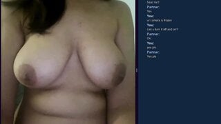Omchater Flingster Horny Brunette Masturbates