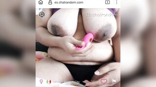 Milf Mexicana caliente de enormes tetas se masturba en Chatrandom
