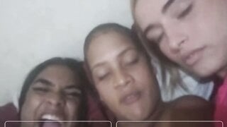 3 Brazilian girls quickly flash on ome.tv