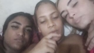 3 Brazilian girls quickly flash on ome.tv