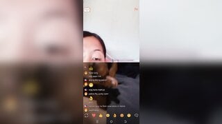 Asian teen show her pussy
