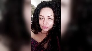 beautiful milf exposes her tits