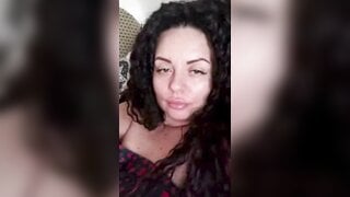 beautiful milf exposes her tits