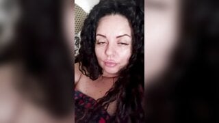 beautiful milf exposes her tits