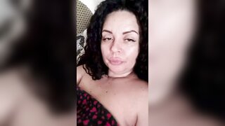 beautiful milf exposes her tits