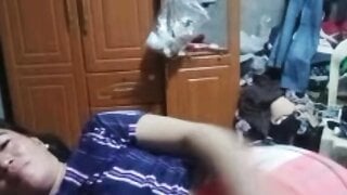 Husband shows off his wife over ometv
