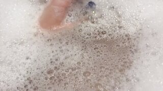 20yo American needed to cum in bath with toothbrush