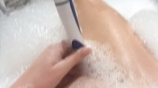 20yo American needed to cum in bath with toothbrush