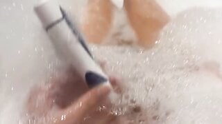 20yo American needed to cum in bath with toothbrush