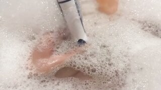 20yo American needed to cum in bath with toothbrush