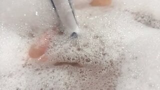20yo American needed to cum in bath with toothbrush