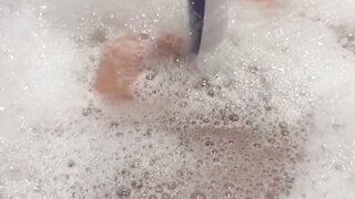 20yo American needed to cum in bath with toothbrush