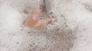 20yo American needed to cum in bath with toothbrush