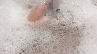 20yo American needed to cum in bath with toothbrush