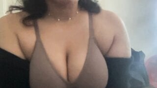 Latina bounces and shakes her tits for cum