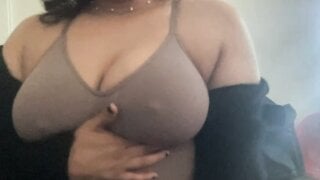 Latina bounces and shakes her tits for cum