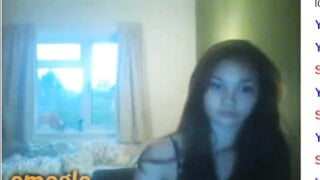 Teen with amazing body uses hairbrush on Omegle